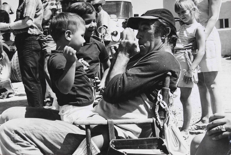 Anthony Quinn/ Zampanò, La Strada di Federico Fellini. Pausa di lavorazione