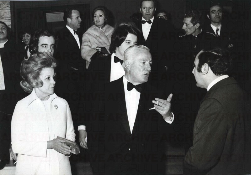 Vittorio De Sica con moglie e figli conversa con l’assessore Franco Rebecchini. Sul fondo Romano Mussolini con la moglie, sorella della protagonista de “I girasoli”.
